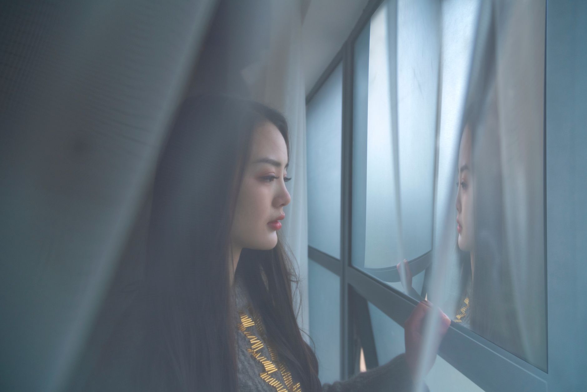 Femme en introspection, regard tourné vers l'intérieur, dans un espace doux et reposant